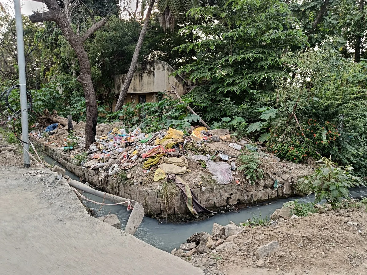 சுற்றுச்சுவர் இல்லாத கதர் வாரிய இடம்