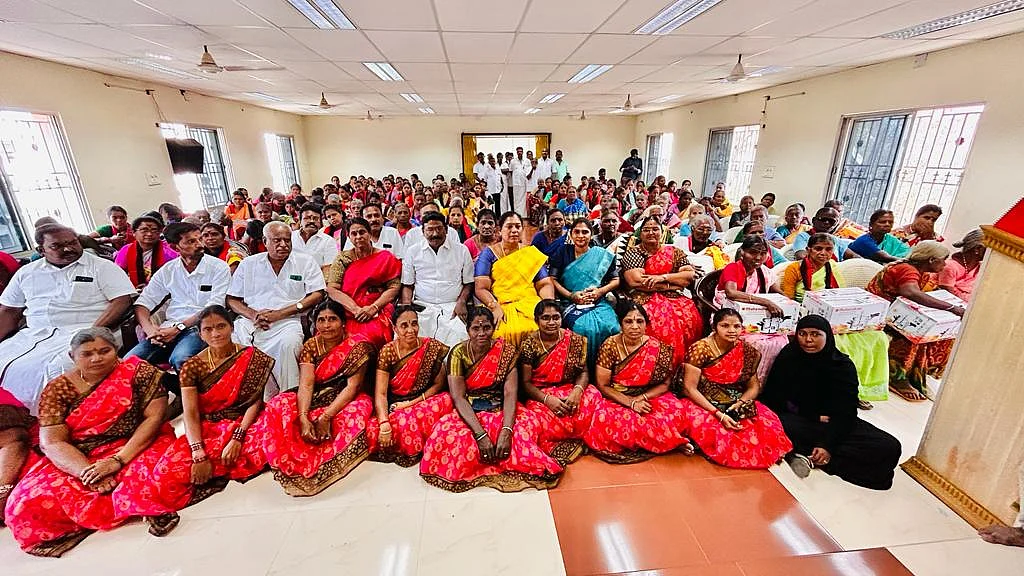 நலத்திட்ட உதவிகள் வழங்கும் விழாவில் ரியா