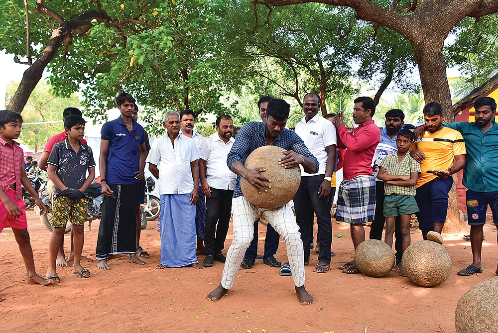 இளவட்டக்கல் தூக்கும் இளைஞிகள்!
