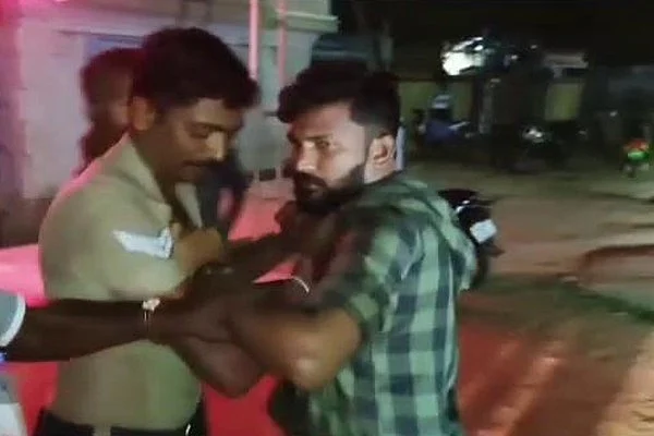சட்டையை இழுக்கும் போதை இளைஞர்