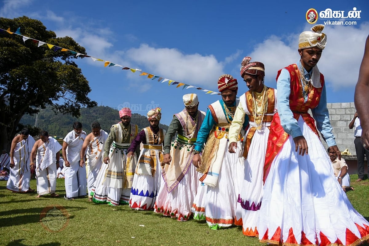 ராஜ உடையில் பாரம்பர்ய நடனம்; நீலகிரியில் களைகட்டிய கோத்தர் பழங்குடிகளின் குலதெய்வ வழிபாடு!