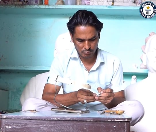 அரிசியை விட சிறியது...
உலகிலேயே 
மிகச்சிறிய மர ஸ்பூன்..!