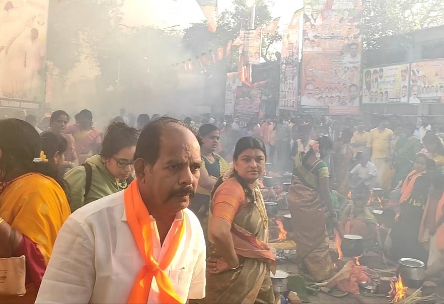 தாராவியில் ஒரே இடத்தில் கூடி பொங்கலிட்ட 2,000 பெண்கள்; மும்பையில் களைகட்டிய பொங்கல் கொண்டாட்டம்!