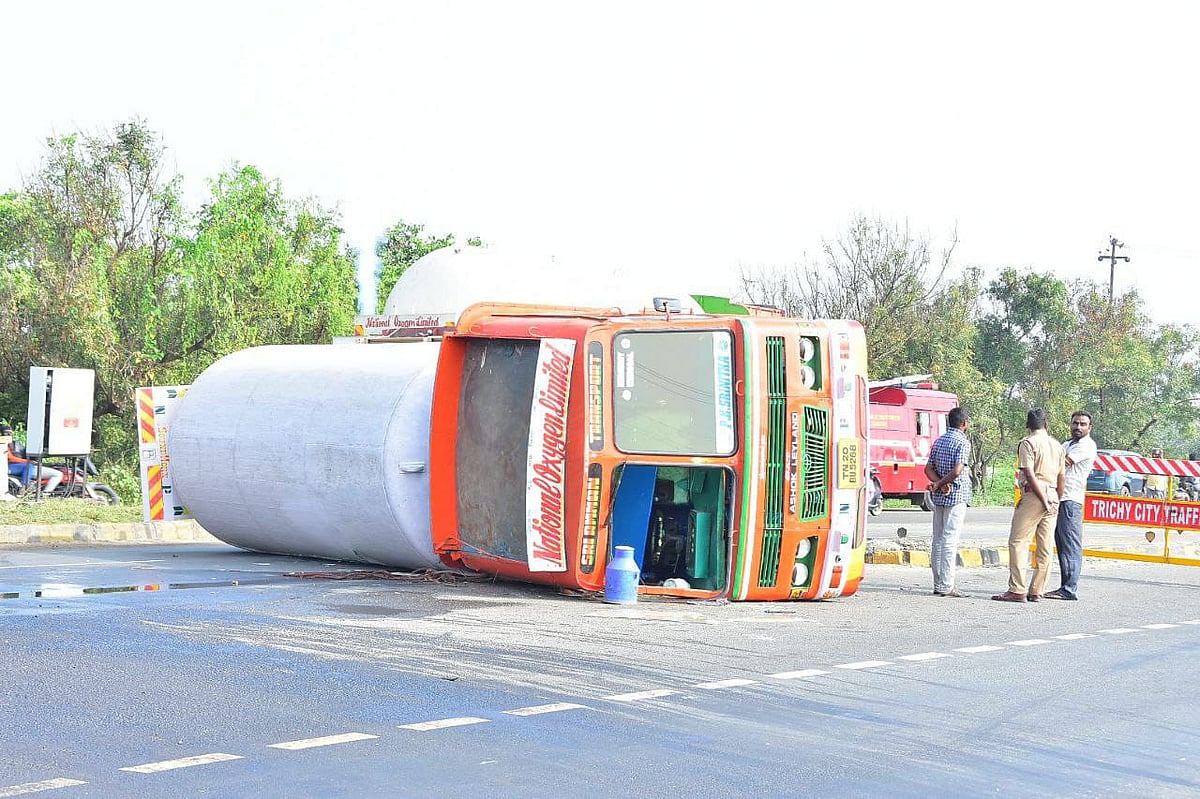 திருச்சி: ராக்கெட்டுக்காக லாரியில் எடுத்துச் செல்லப்பட்ட ஆக்ஸிஜன்; விபத்தில் சிக்கியதால் பரபரப்பு!