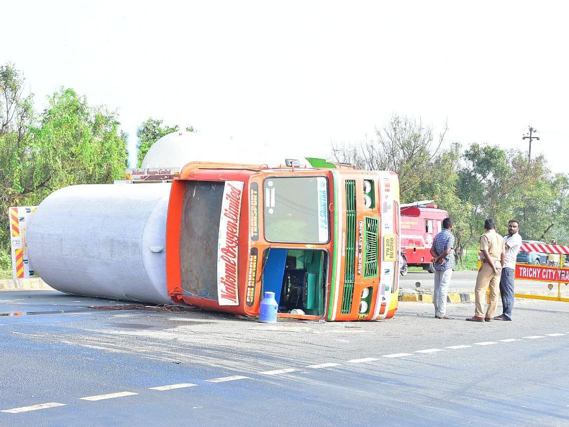 திருச்சி: ராக்கெட்டுக்காக லாரியில் எடுத்துச் செல்லப்பட்ட ஆக்ஸிஜன்; விபத்தில் சிக்கியதால் பரபரப்பு!