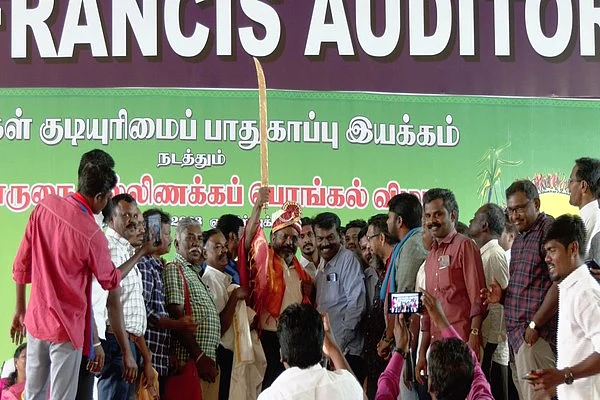 தொல்.திருமாவளவனுக்கு வீரவாள் வழங்கிய ஆதரவாளர்கள்