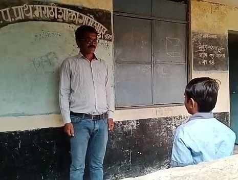 தேசிய கீதம் பாடும் ஆசிரியர் & மாணவர்
