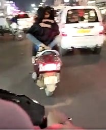 ஸ்கூட்டியில் கட்டியணைத்தபடி சென்ற ஜோடி; வைரல் வீடியோவால் பரபரப்பு!