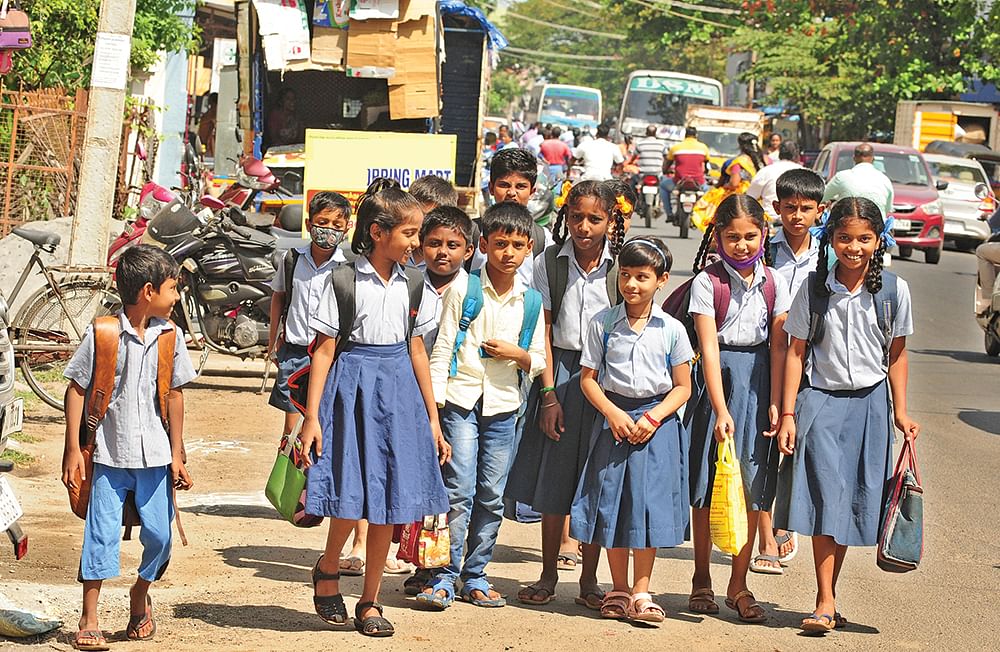 புத்தகங்கள், ஆசிரியர்கள் இல்லை... சீருடைகளும் வழங்கப்படவில்லை... 