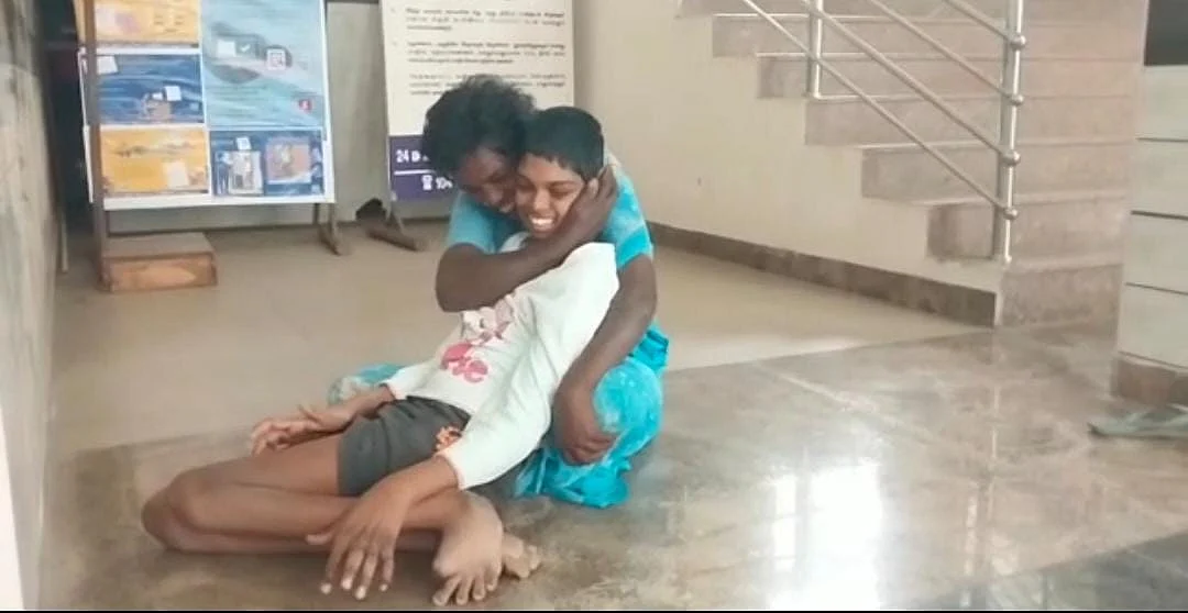 ஆட்சியர் அலுவலகத்தில் மகனுடன் ஷீலா