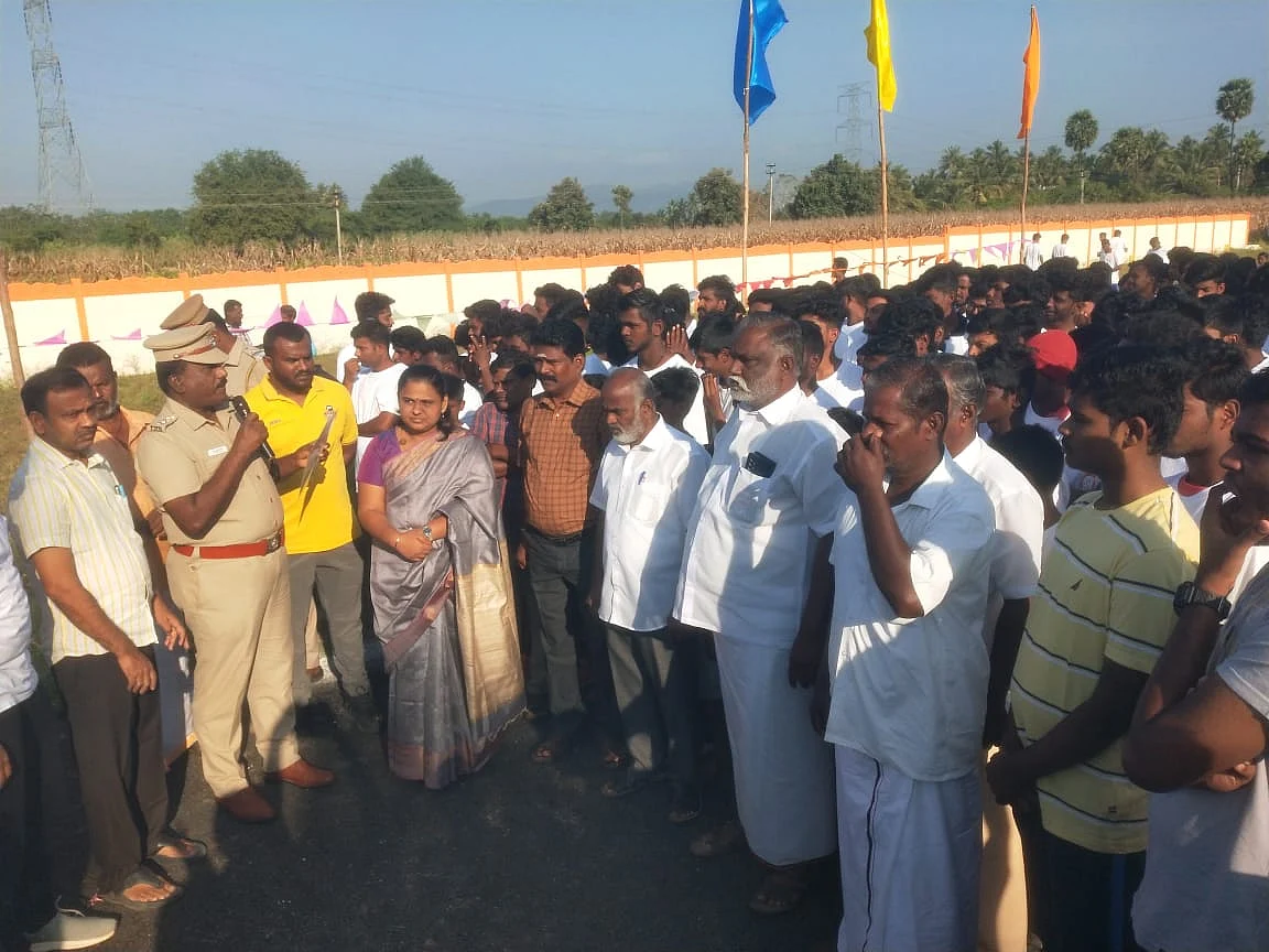 போட்டி தொடக்கம்