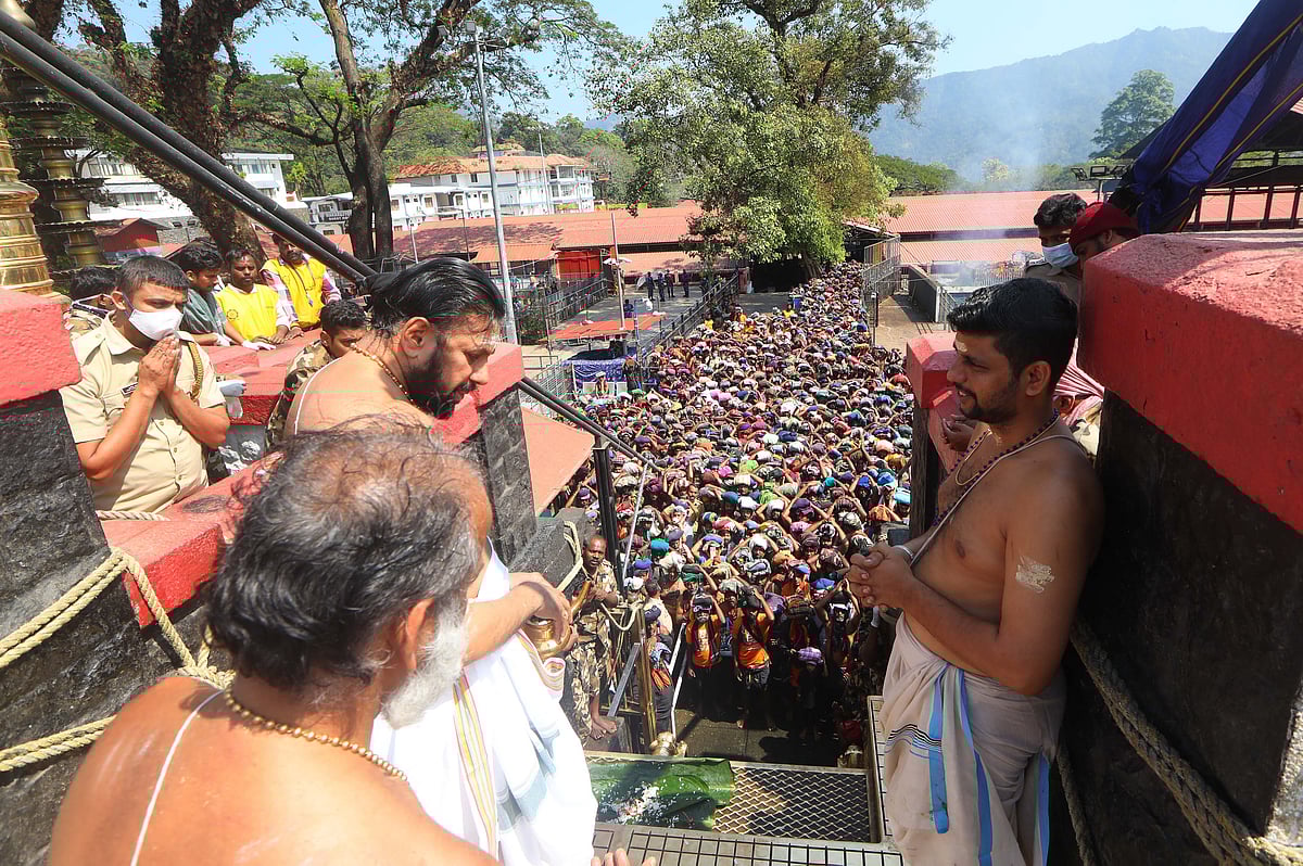 மகரவிளக்கு பூஜைக்குத் தயாராகும் சபரிமலை; பந்தளத்திலிருந்து 12-ம் தேதி புறப்படும் திருவாபரணம்!