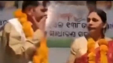 மேடையில் மனைவிக்கு ஃப்ளையிங் கிஸ் கொடுத்த எம். எல்.ஏ தாரா பிரசாத்; வைரலான வீடியோ!