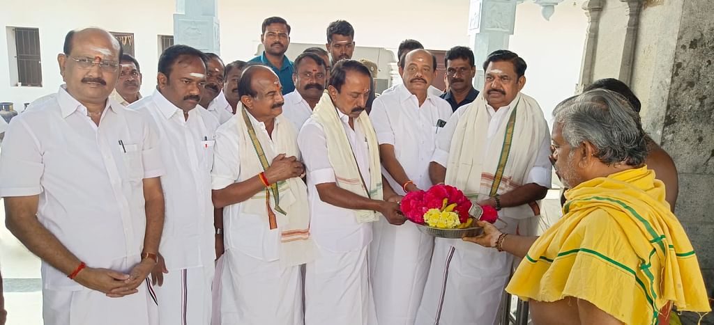 மண்டப கோவிலில் எடப்பாடி பழனிசாமி தரிசனம்