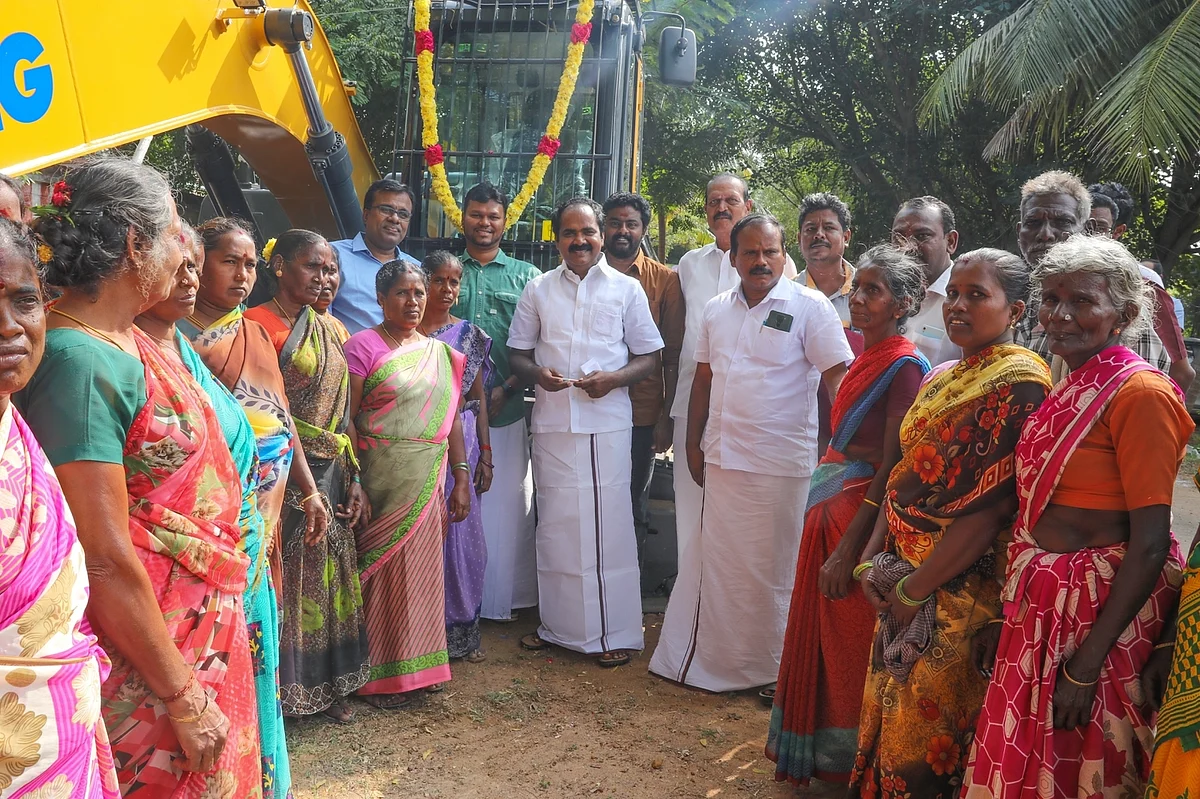 அமைச்சர் மற்றும் விவசாய பெண்கள்