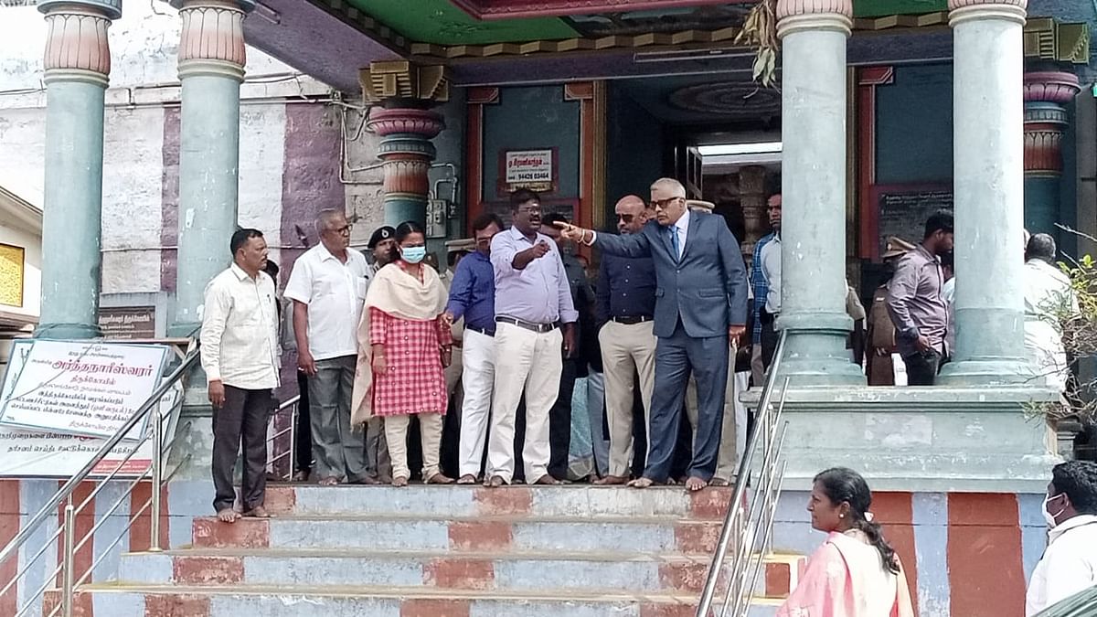  ஆய்வு செய்யும் நீதிபதிகள்