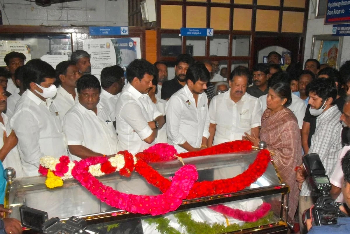 உதயநிதி ஸ்டாலின் அஞ்சலி செலுத்தினார்