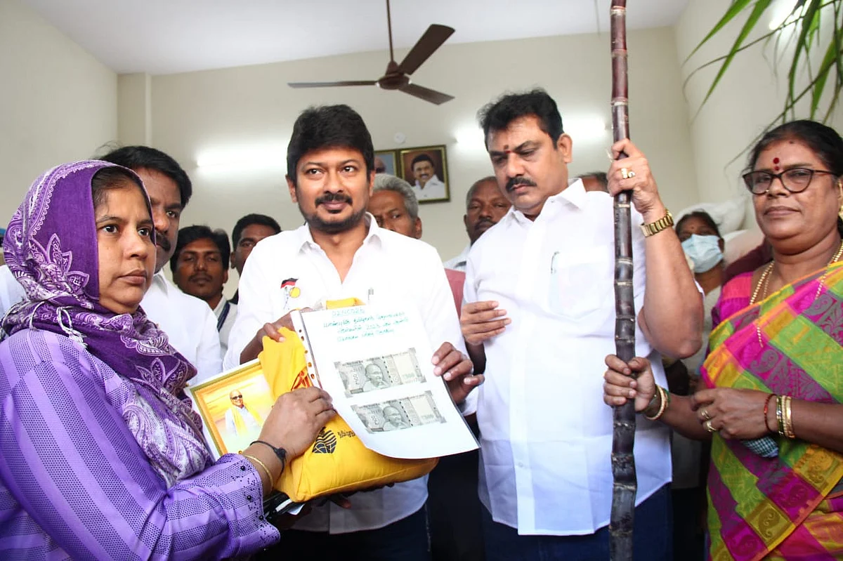 பொங்கல் தொகுப்பு வழங்கும் அமைச்சர் உதயநிதி ஸ்டாலின்