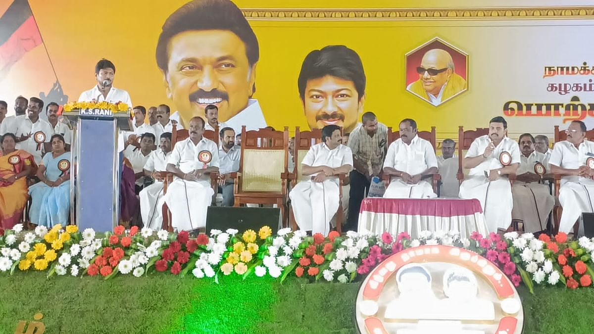 மேடையில் பேசும் உதயநிதி 