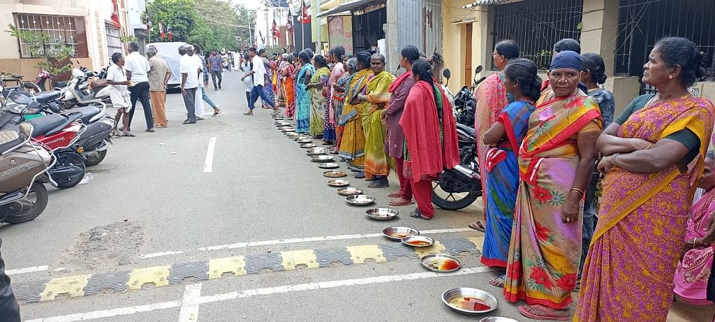 ஆரத்தி எடுக்க காத்திருக்கும் பெண்கள்