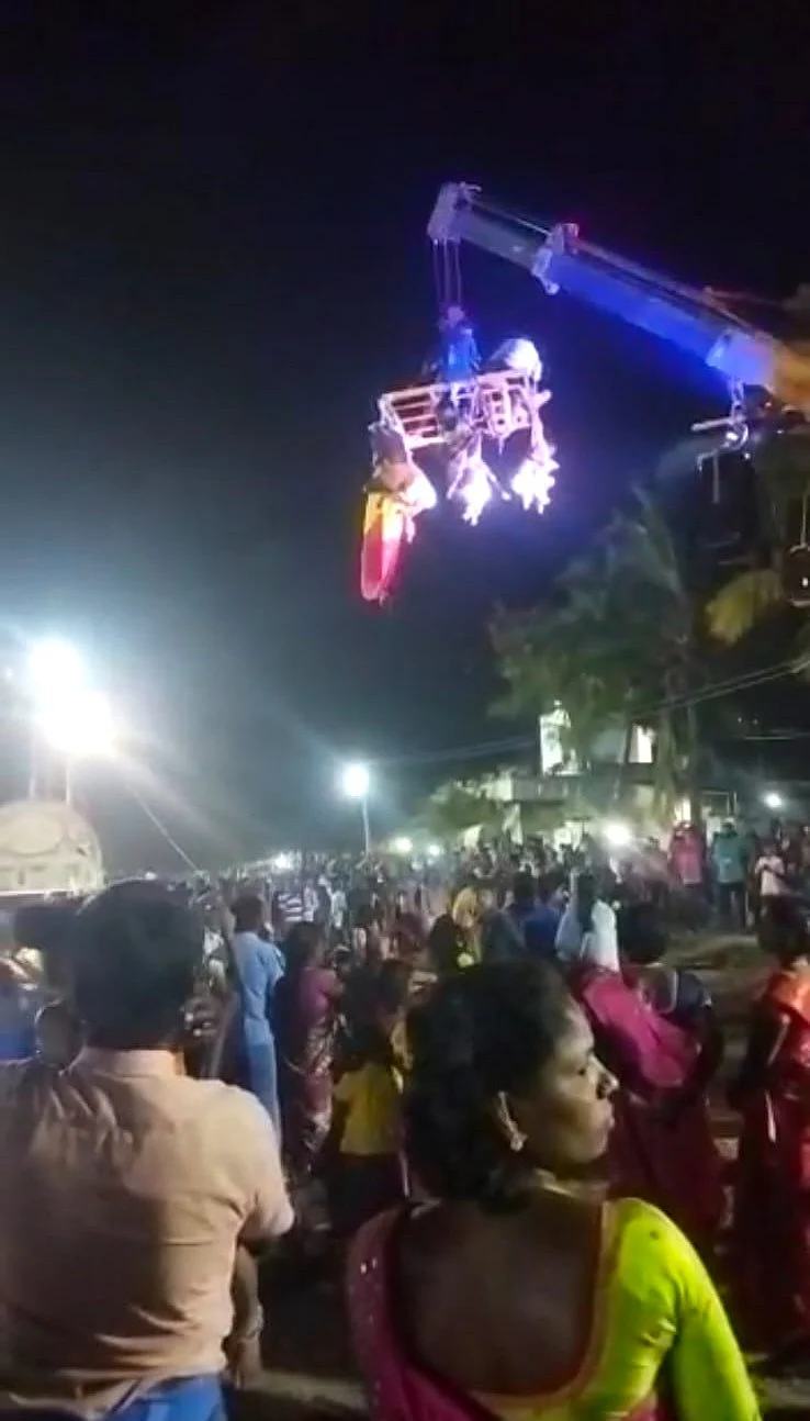 கிரேனில் தொங்கி நேர்த்திக்கடன் செலுத்திய பக்தர்கள்
