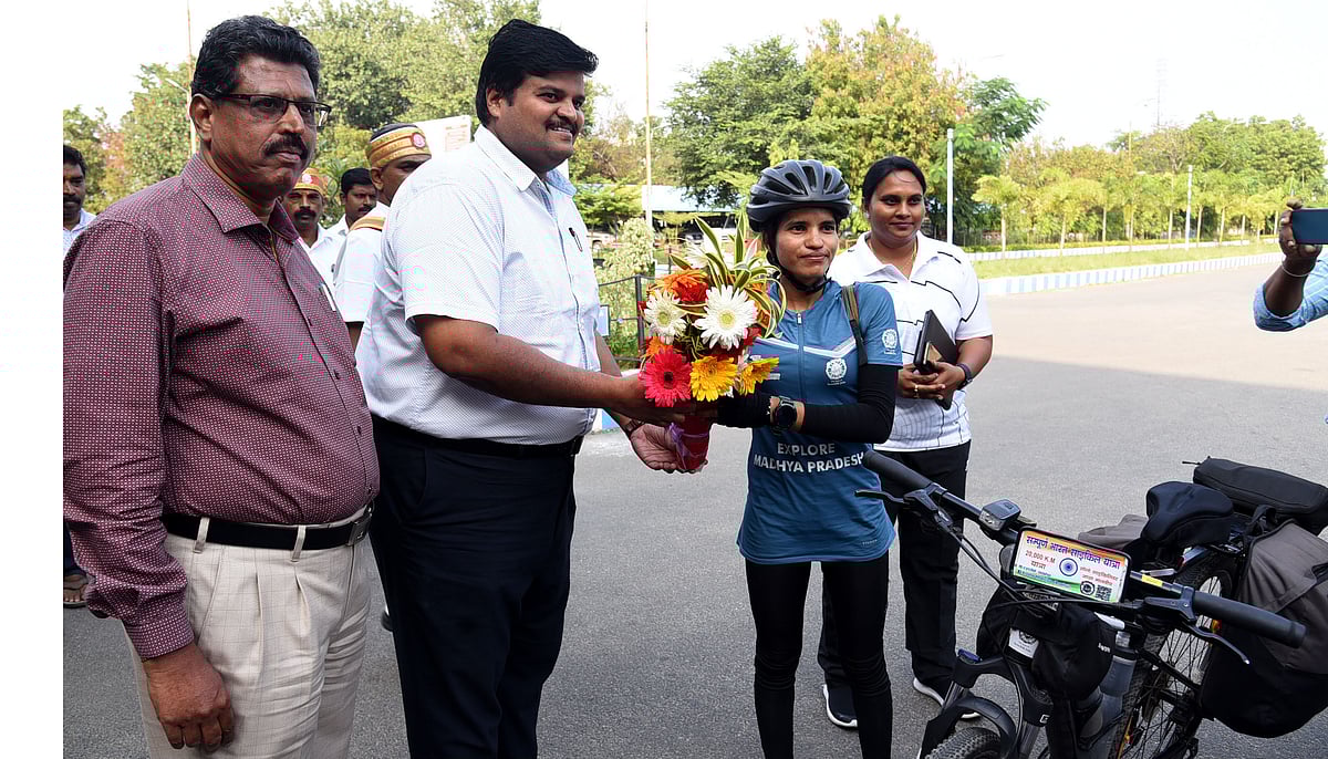 28 மாநிலங்கள், 25,000 கிமீ; பெண்கள் பாதுகாப்பை வலியுறுத்தி மலையேற்ற வீராங்கனை சைக்கிள் பயணம்! 