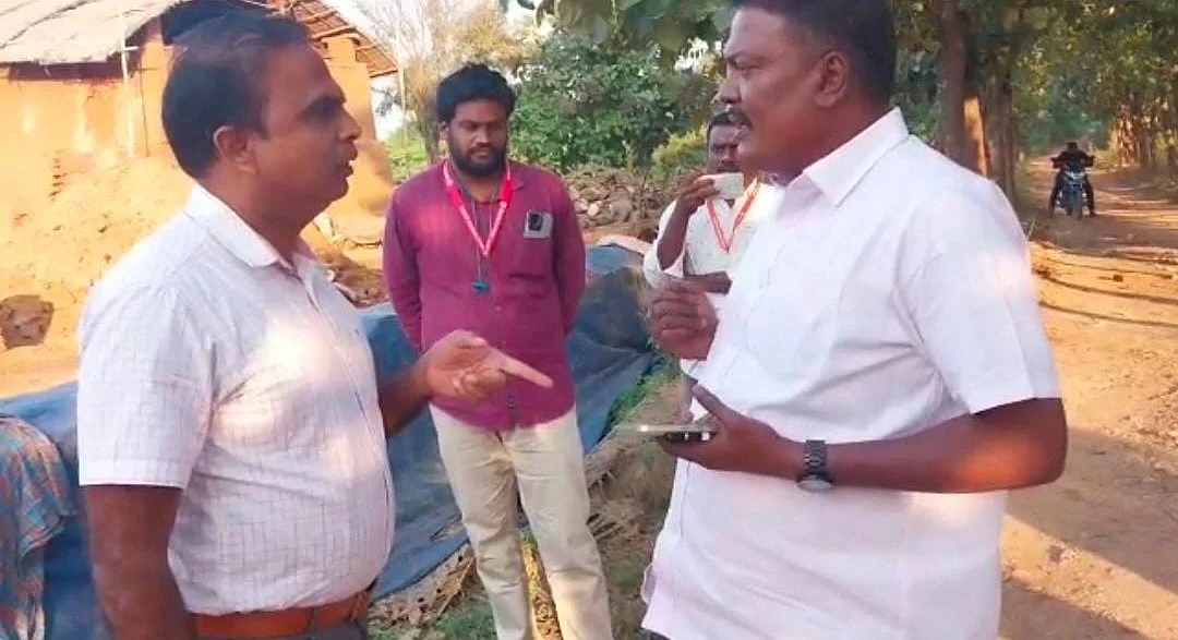 கவுன்சிலரிடம் வாக்குவாதம் செய்யும் தாசில்தார் செந்தில்குமார்