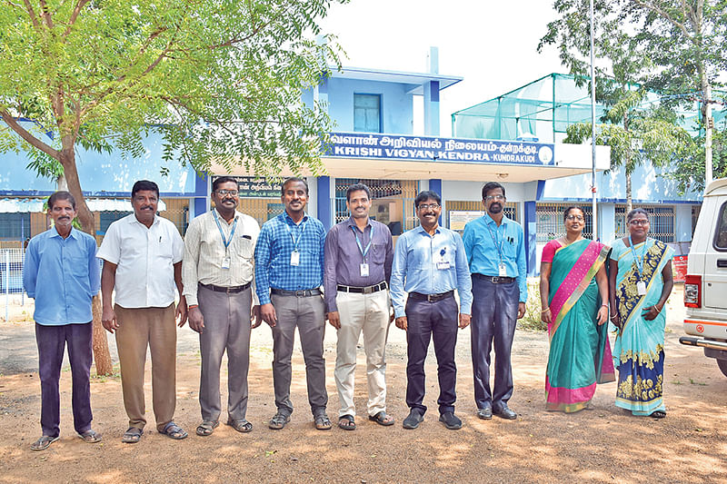 வேளாண் அறிவியல் நிலையத்தில் பணிபுரியும் விஞ்ஞானிகள் மற்றும் பணியாளர்கள்