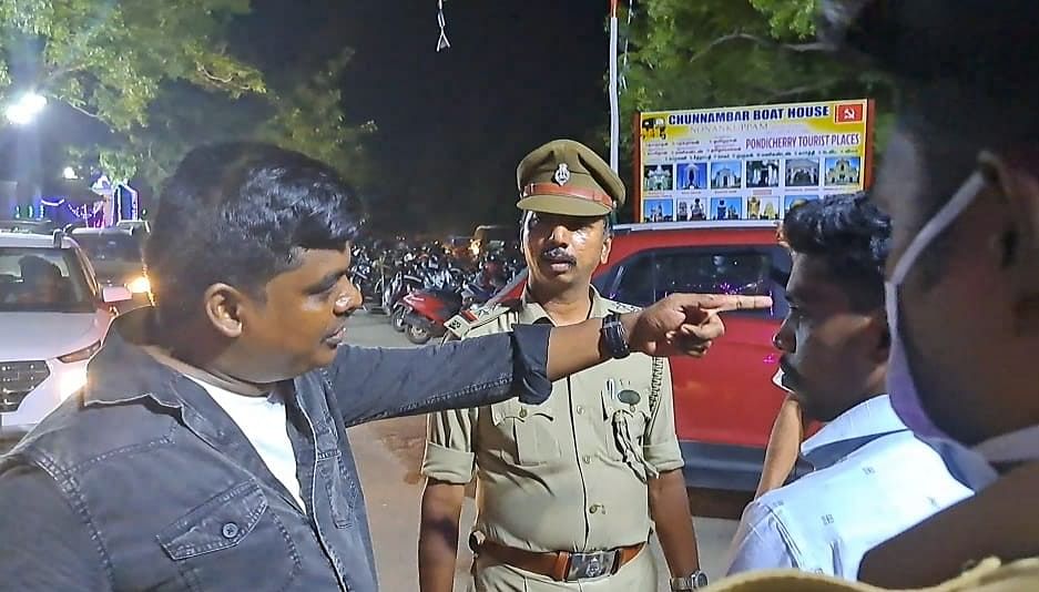 போலீஸாரிடம் முறையிடும் சுற்றுலாப் பயணி