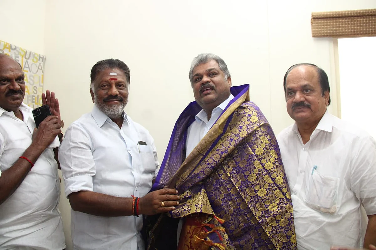 இடைத்தேர்தல் மல்லுக்கட்டு: எடப்பாடி Vs பன்னீர்... `இரட்டை இலை’ சின்னம் யாருக்கு?!
