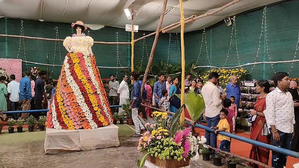 காரைக்கால்: மலர் கண்காட்சி...  சினிமாவை மிஞ்சிய அலங்காரம்! 