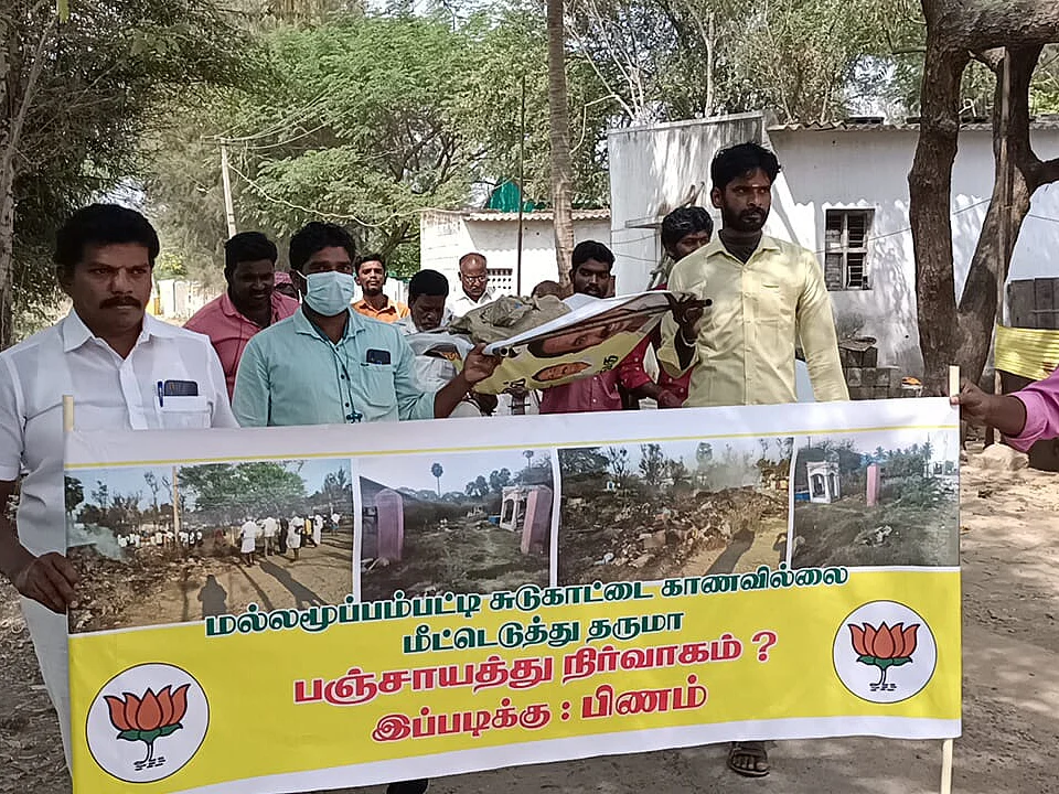 ``சுடுகாட்டைக் காணோம்..!" - சேலம் கிராமசபைக் கூட்டத்துக்குப் பாடைகட்டி வந்த பாஜக பிரமுகர்