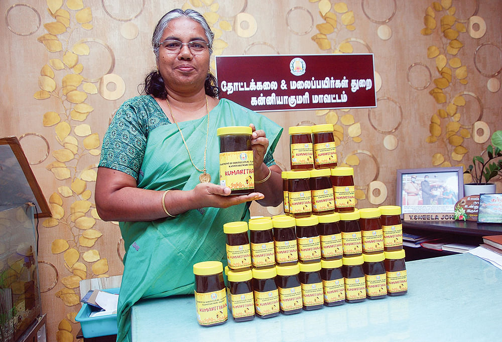 தேன் பாட்டில்களுடன் ஷீலா ஜான்