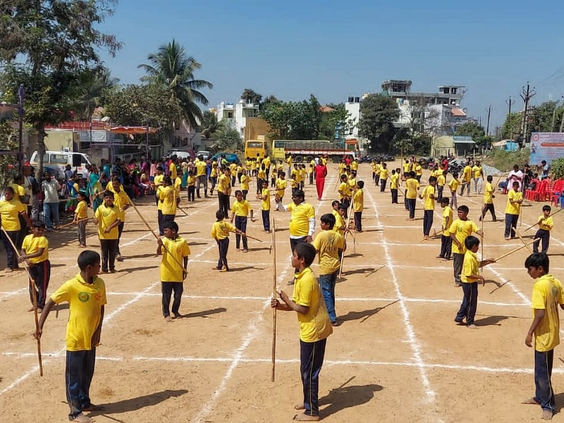 2 மணி நேரம், 130 மாணவர்கள்;  தொடர்ந்து சிலம்பம் சுற்றி, குத்துவரிசை நிகழ்த்தி உலக சாதனை!