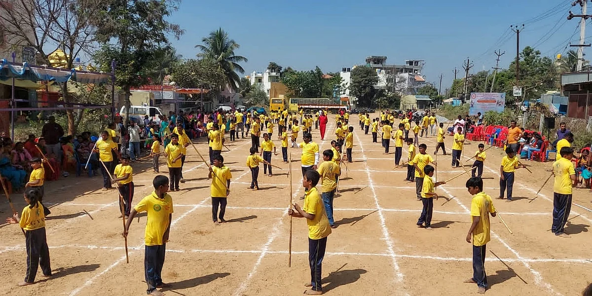 சிலம்பம் சுற்றிய மாணவர்கள்.