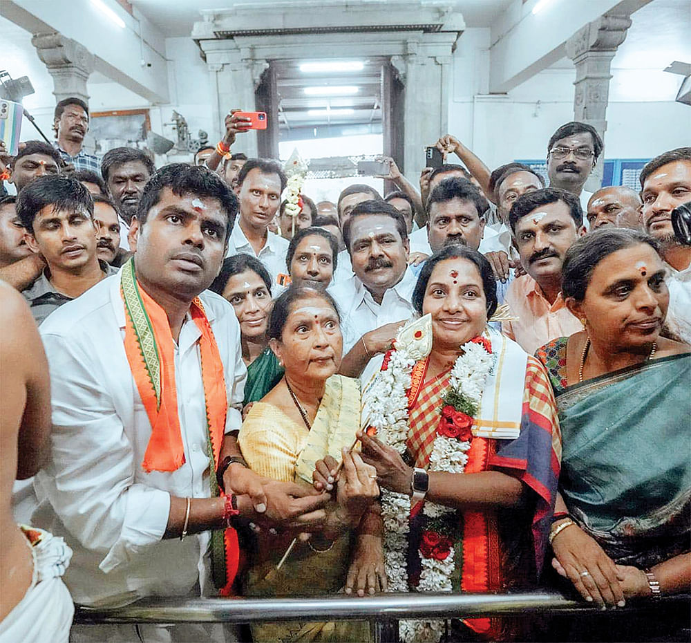 மிஸ்டர் கழுகு: இரட்டை இலைச் சின்னம்... அலைக்கழிக்கும் பா.ஜ.க... ஆத்திரத்தில் எடப்பாடி!