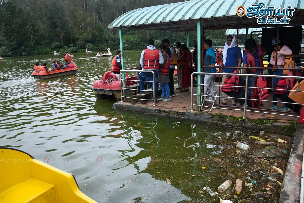 ஊட்டி ஏரியில் கழிவுகள்