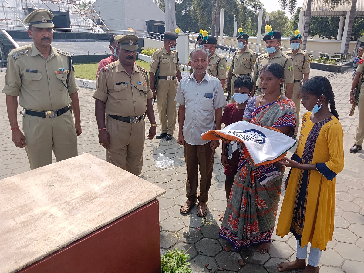 தேசியக்கொடி நித்யாவிடம் ஒப்படைப்பு