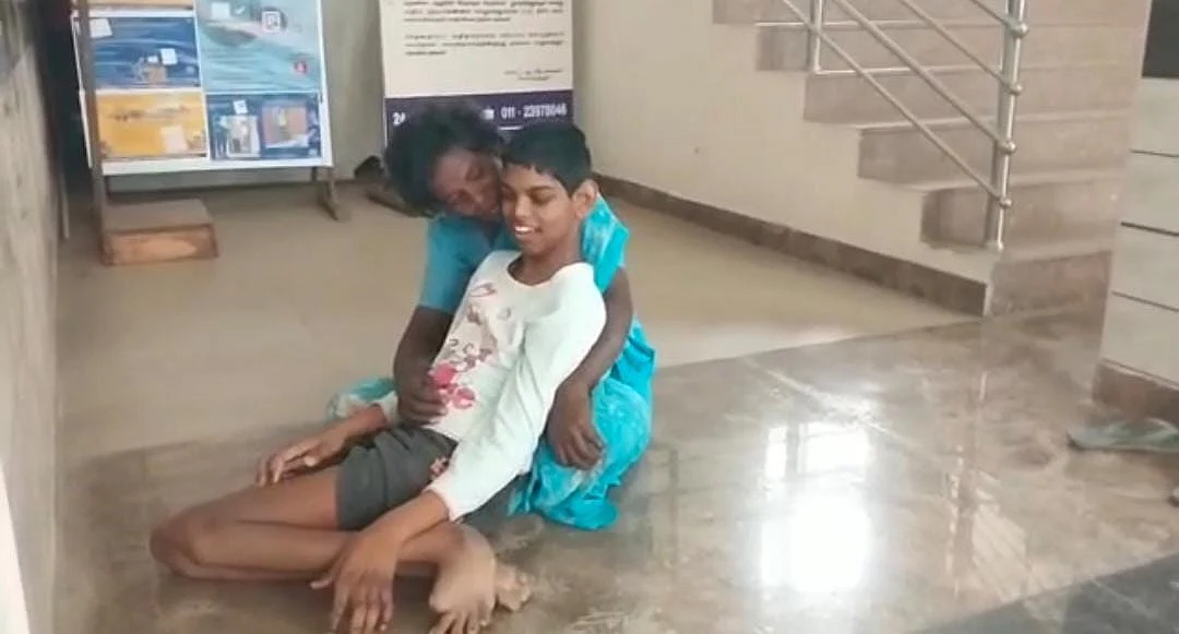 மகனுடன் ஷீலா