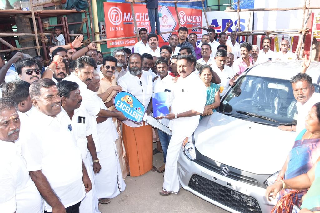 கார் பரிசை வழங்கும்போது