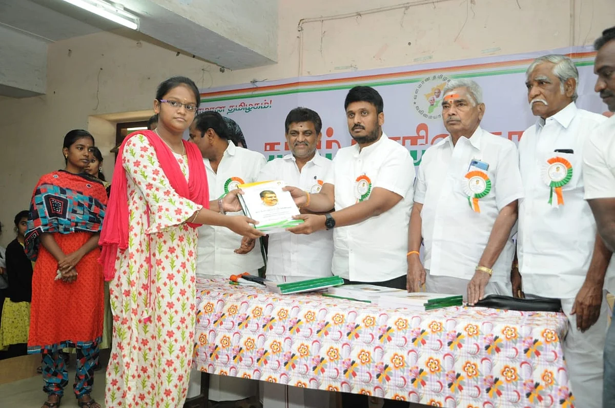 மாணவிகளுக்கு நீட் கையேடுகள் வழங்கல்.