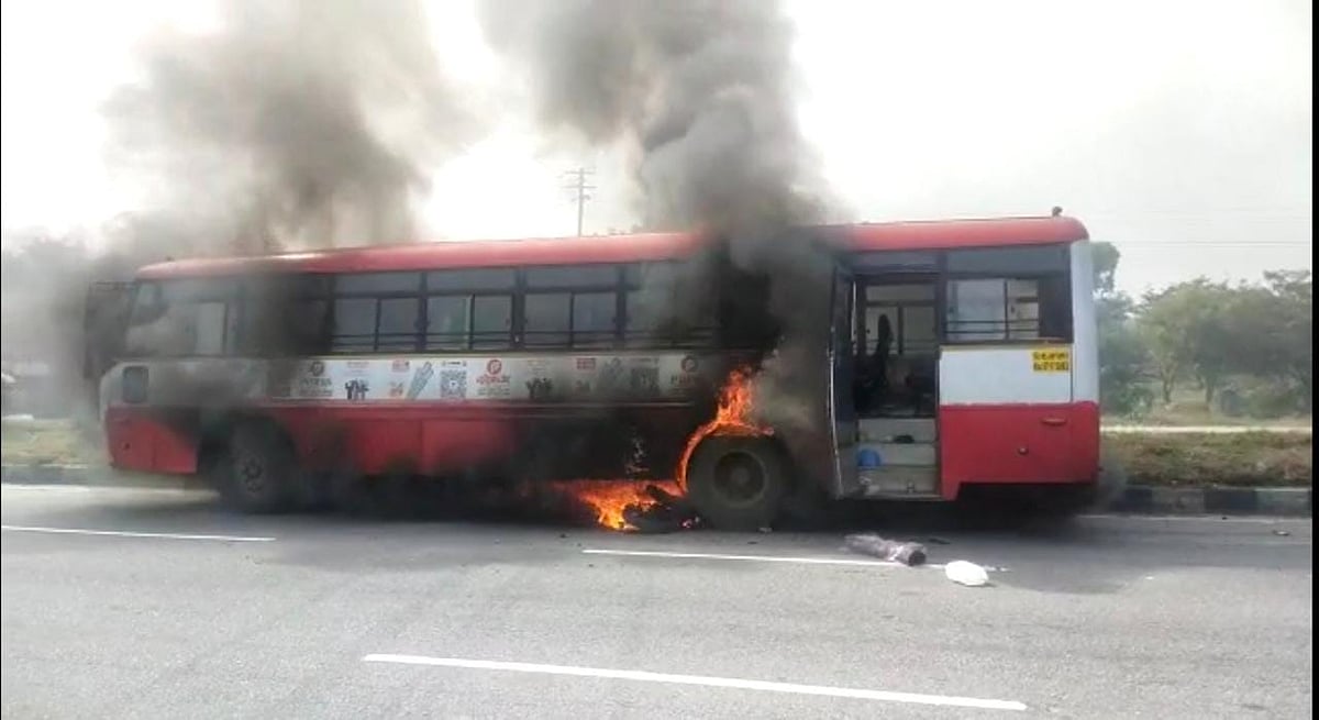 கிருஷ்ணகிரி: அரசு பஸ்-பைக் மோதி விபத்து; ராணுவ வீரர் உட்பட இருவர் பலி - பஸ் தீப்பிடித்ததால் பரபரப்பு