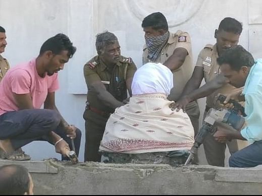 சிவகங்கை: வீட்டின் முன்பு வைக்கப்பட்ட பெரியார் சிலை அகற்றம்... அதிகாரிகள் அதிரடி மாற்றம்! 