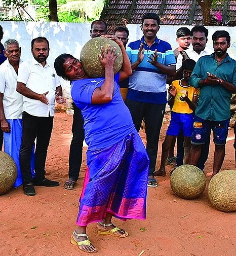 இளவட்டக்கல் தூக்கும் இளைஞிகள்!