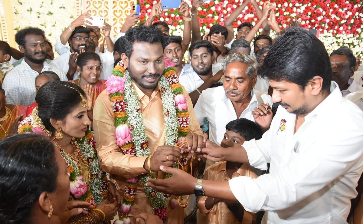 ``எடப்பாடி - பன்னீர்போல் இல்லாமல் சுயமரியாதையுடன் வாழ வேண்டும்” - திருமண விழாவில் உதயநிதி