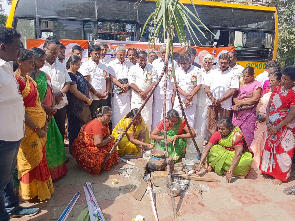 பொங்கலிட்டு கொண்டாடிய த.மா.கா.வினர்.