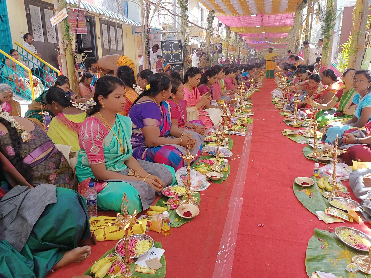 சேலம்: உலக அமைதி வேண்டி சௌடேஸ்வரி அம்மனுக்கு 1,008 திருவிளக்கு பூஜை!