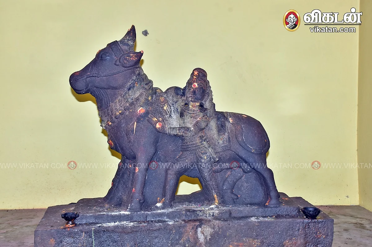 ஜல்லிக்கட்டு வீரர் சிலை