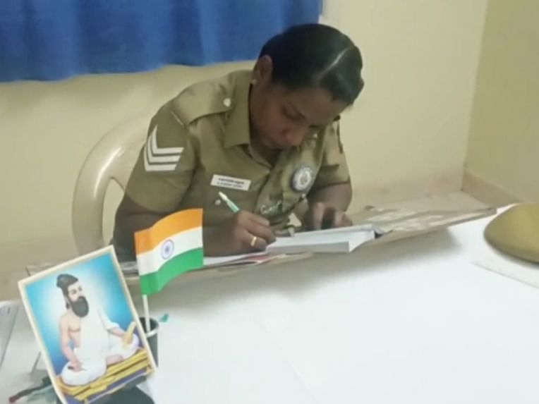 A4 ஷீட்டின் ஒரே பக்கத்தில் 1330 குறள்கள்; எழுதி அசத்திய திருச்சி பெண் போலீஸ் ஏட்டு!