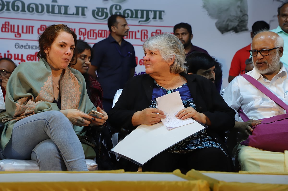  ``தூங்கும்போது தலையைத் தடவிவிடுவதில் வெளிப்படும் அப்பாவின் பேரன்பு...'' - நெகிழும் சே குவேரா மகள்